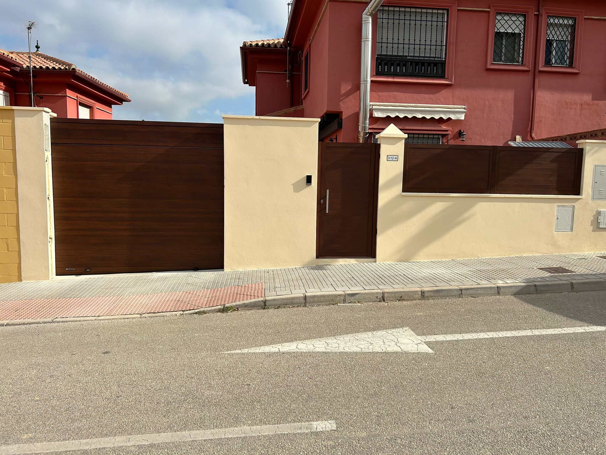 Puerta enrollable, peatonal y valla de aluminio