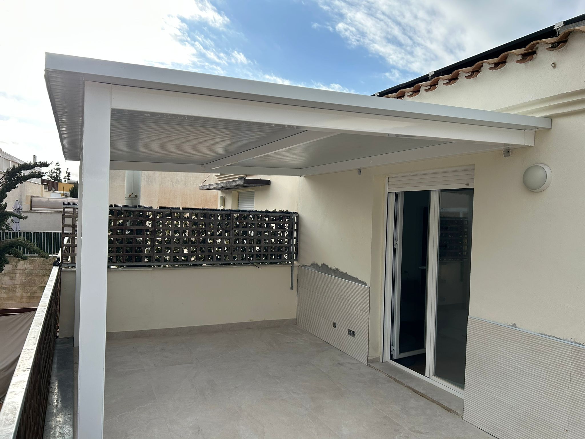 Pérgola aluminio con panel sandwich