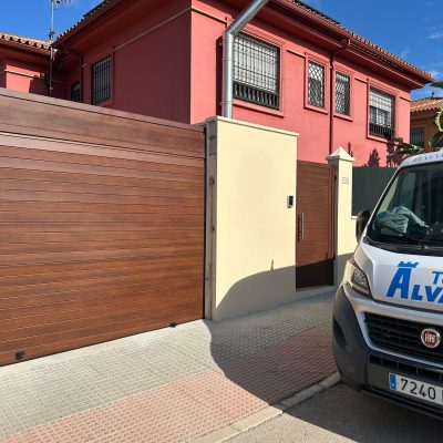 Puerta con cajón y peatonal abisagrada a juego