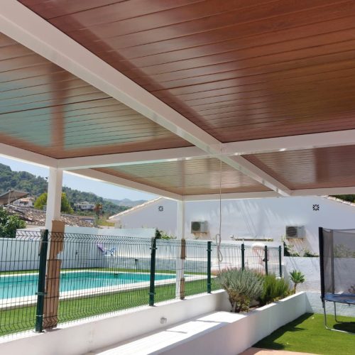 Estructura de aluminio con cubierta de panel sándwich Toldos Álvaro